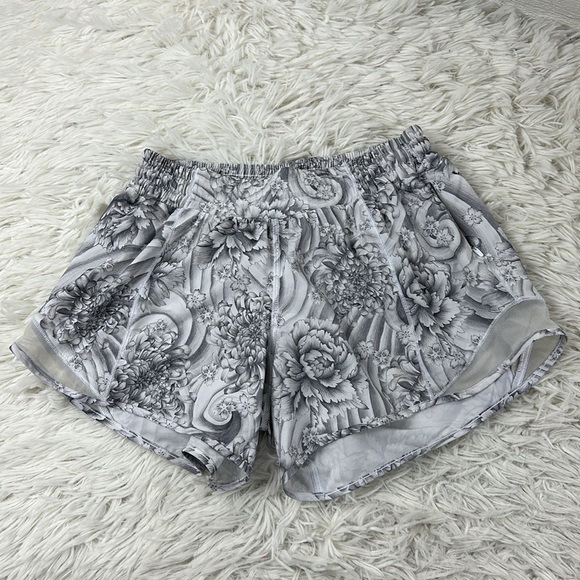 lululemon athletica Pants - Lululemon Hotty Hot Short II *Long 4" Mini Twine White Multi / White